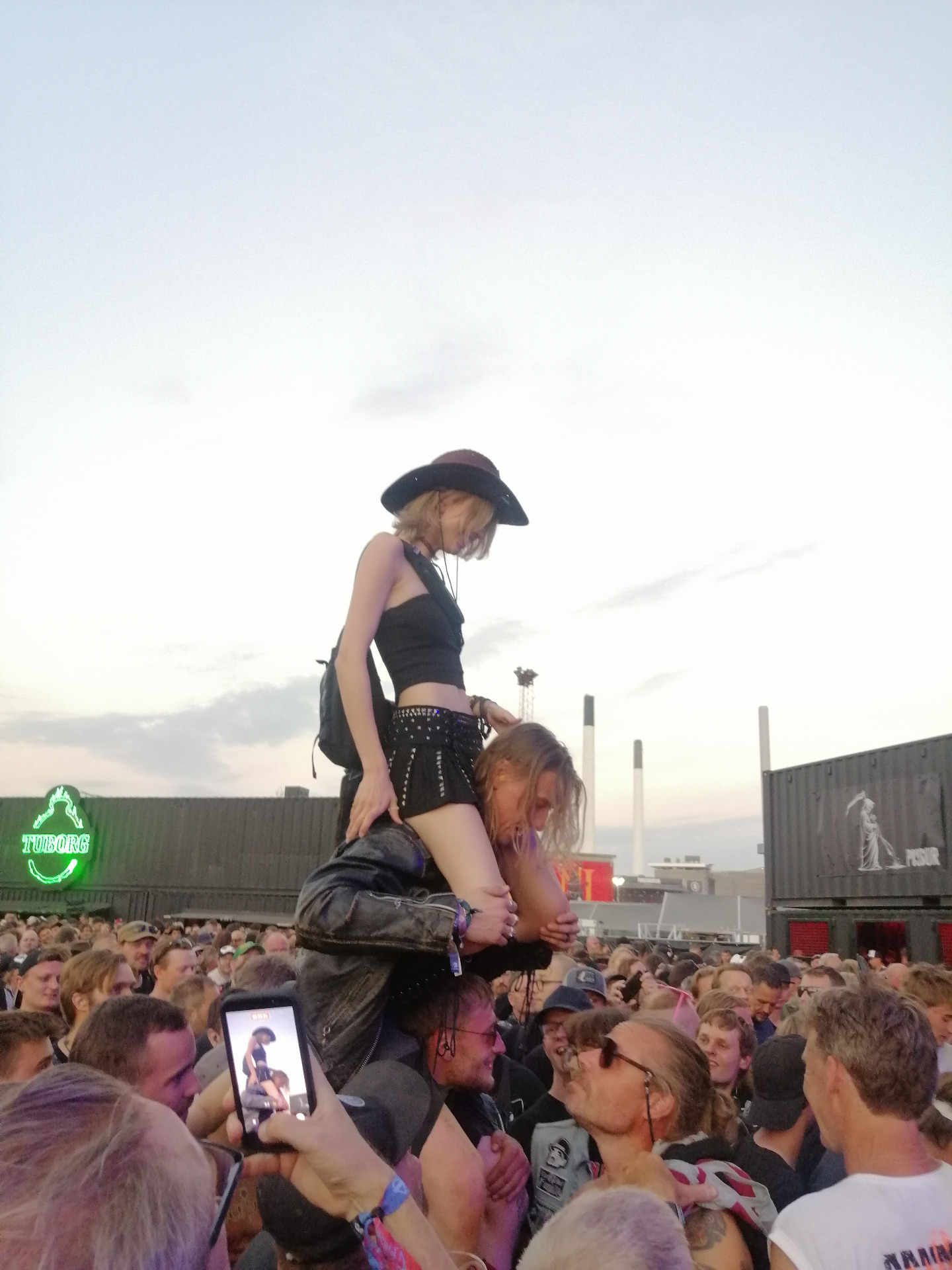 Seen at the same show: A ménàge a trois of concert shoulder-sitting.